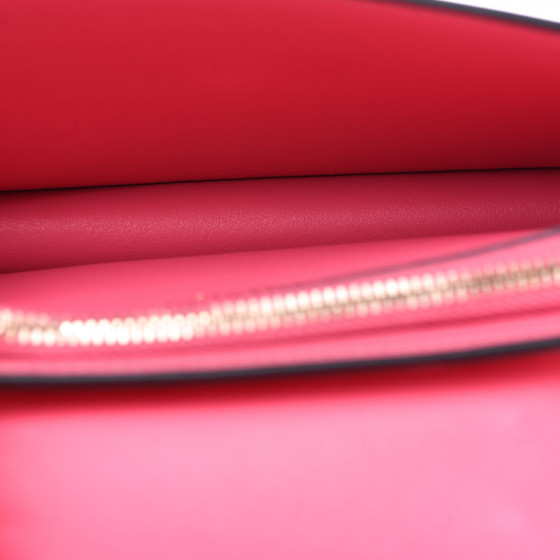 Valentino GARAVANI Calfskin Rockstud Phone Case With Chain Shadow Pink (Étui de téléphone en cuir de veau Rockstud avec chaîne)