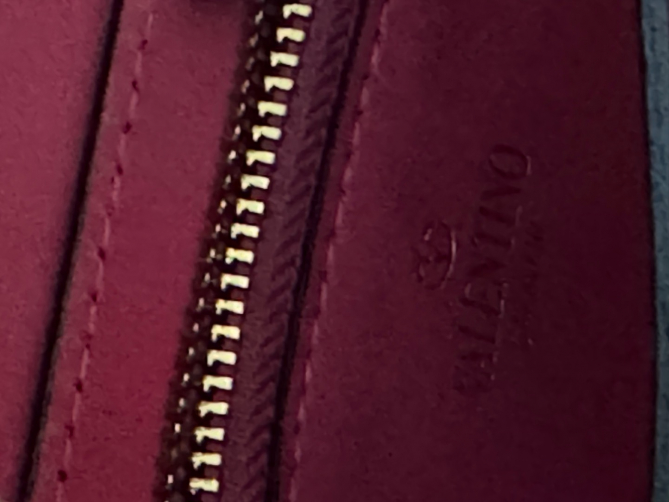 Valentino GARAVANI Calfskin Rockstud Phone Case With Chain Shadow Pink (Étui de téléphone en cuir de veau Rockstud avec chaîne)