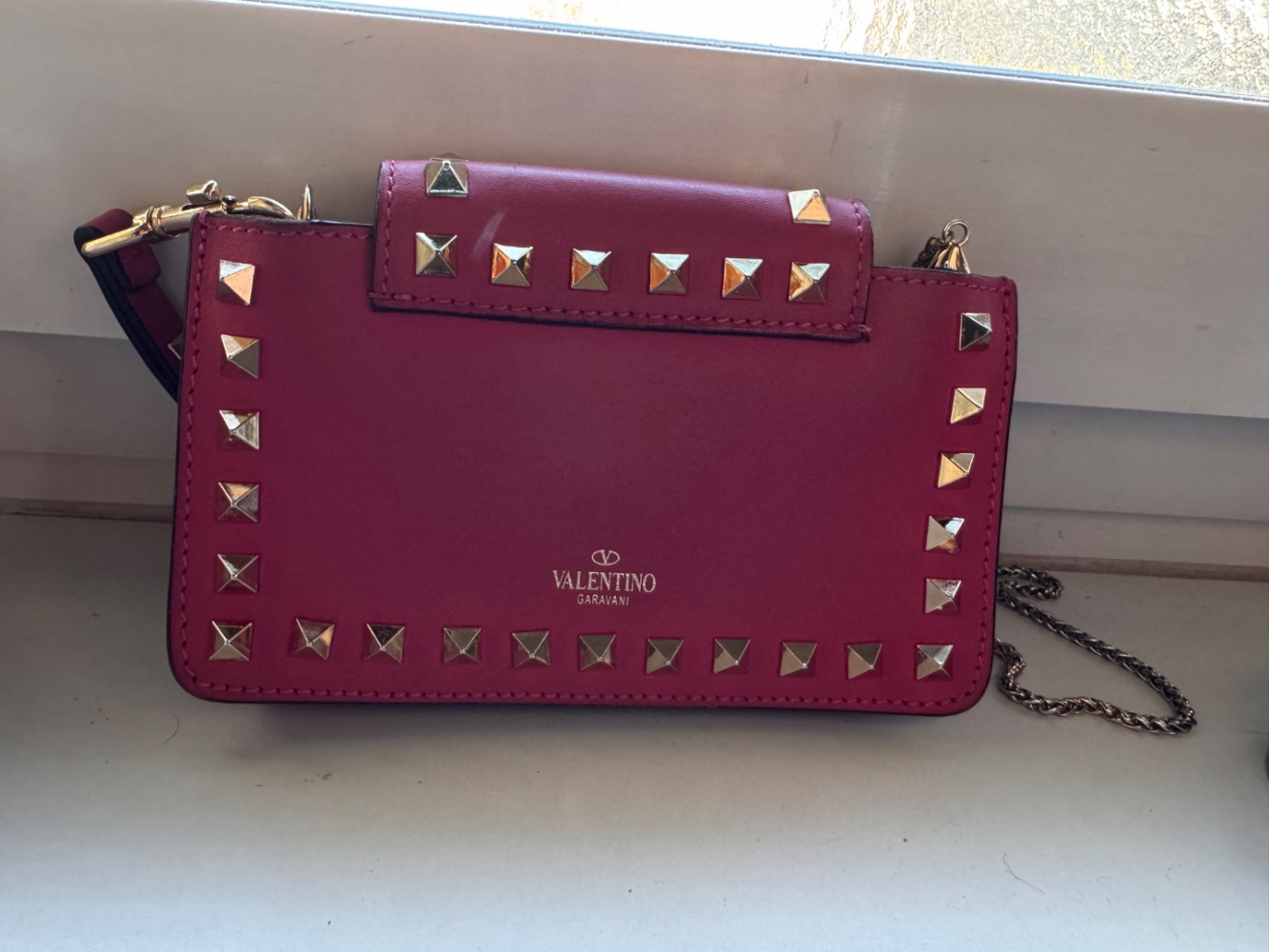 Valentino GARAVANI Calfskin Rockstud Phone Case With Chain Shadow Pink (Étui de téléphone en cuir de veau Rockstud avec chaîne)