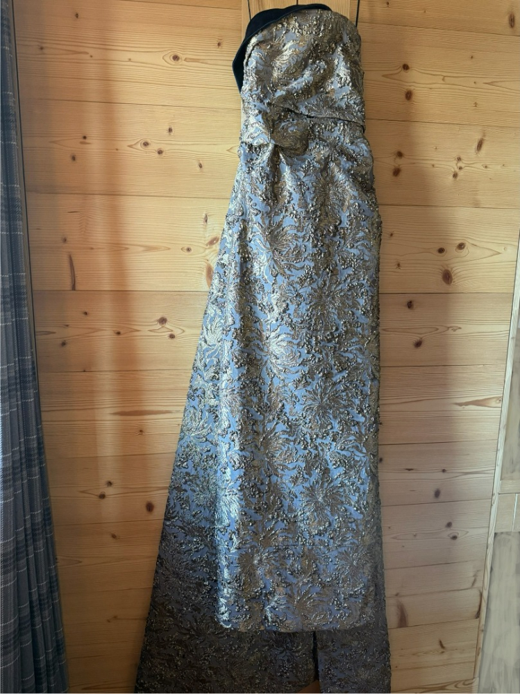Carolina Herrera Oscar-worthy!!  Gold brocade gown with train