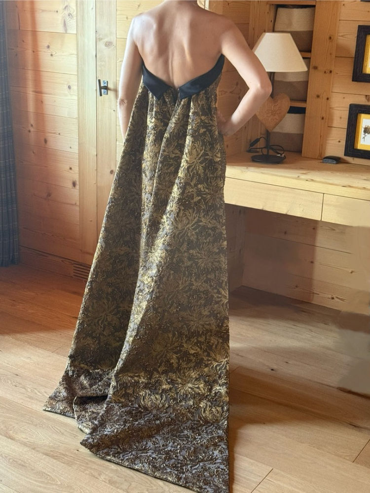 Carolina Herrera Oscar-worthy!!  Gold brocade gown with train
