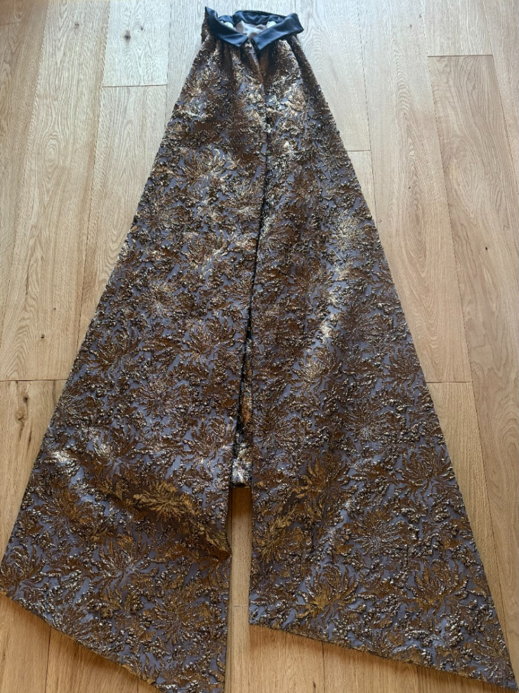 Carolina Herrera Oscar-worthy!!  Gold brocade gown with train