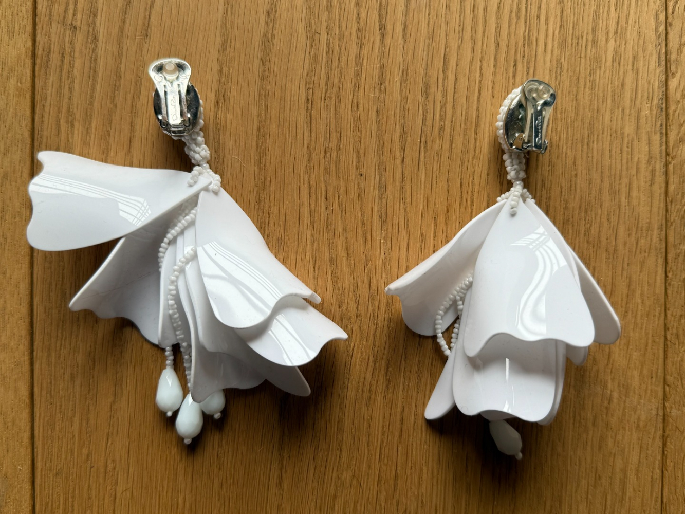 Oscar de la Renta Wunderschöne Ohrringe mit baumelnden Blütenblättern!