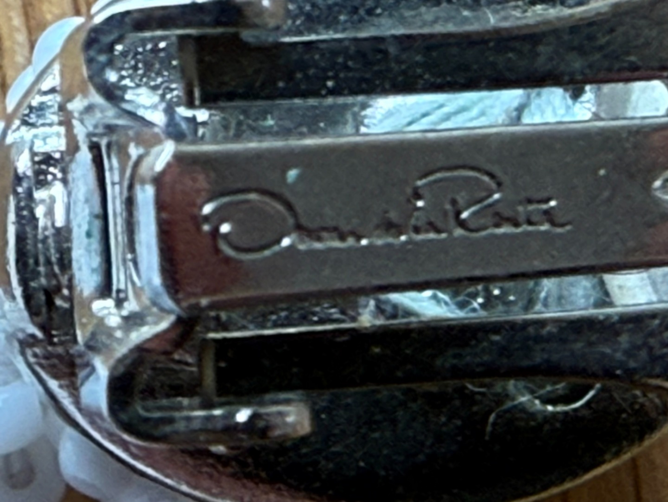 Oscar de la Renta Wunderschöne Ohrringe mit baumelnden Blütenblättern!