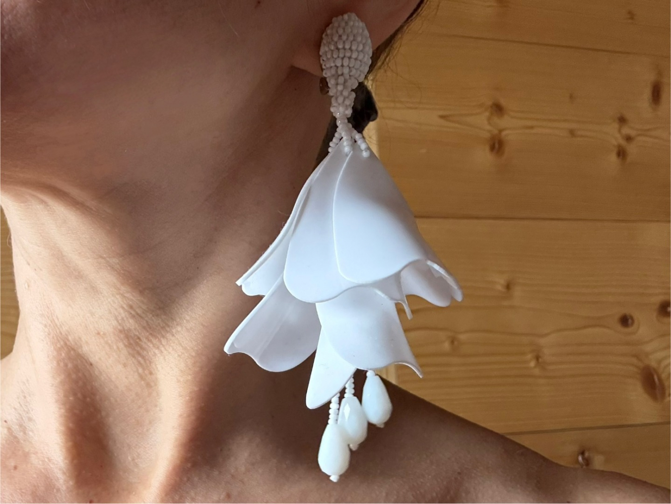 Oscar de la Renta Wunderschöne Ohrringe mit baumelnden Blütenblättern!