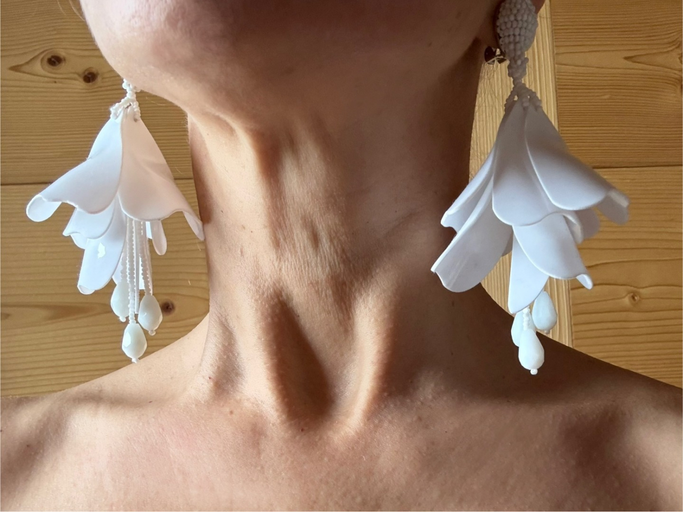 Oscar de la Renta Wunderschöne Ohrringe mit baumelnden Blütenblättern!