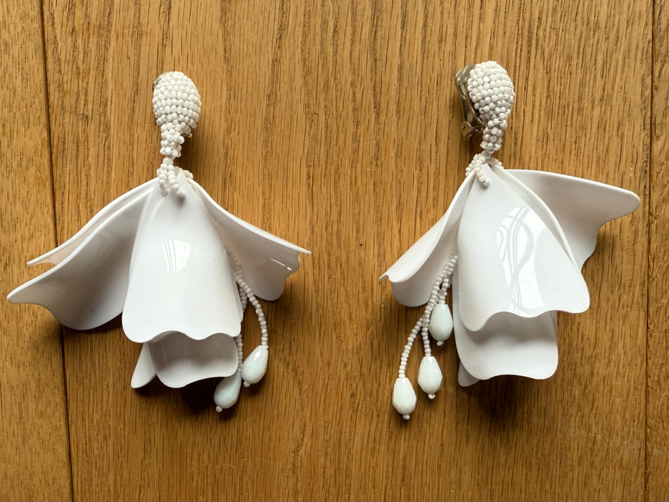 Oscar de la Renta Wunderschöne Ohrringe mit baumelnden Blütenblättern!