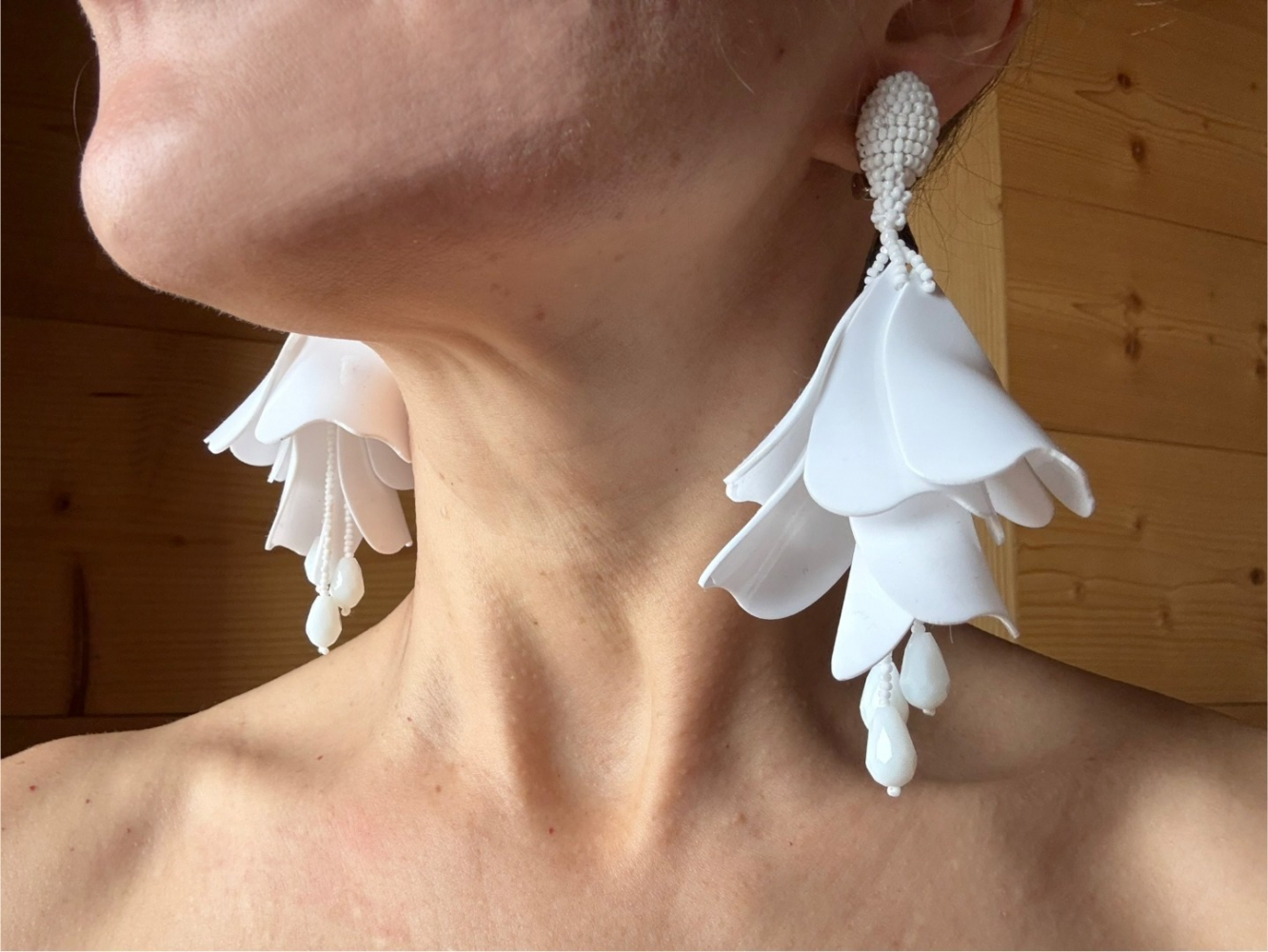 Oscar de la Renta Wunderschöne Ohrringe mit baumelnden Blütenblättern!