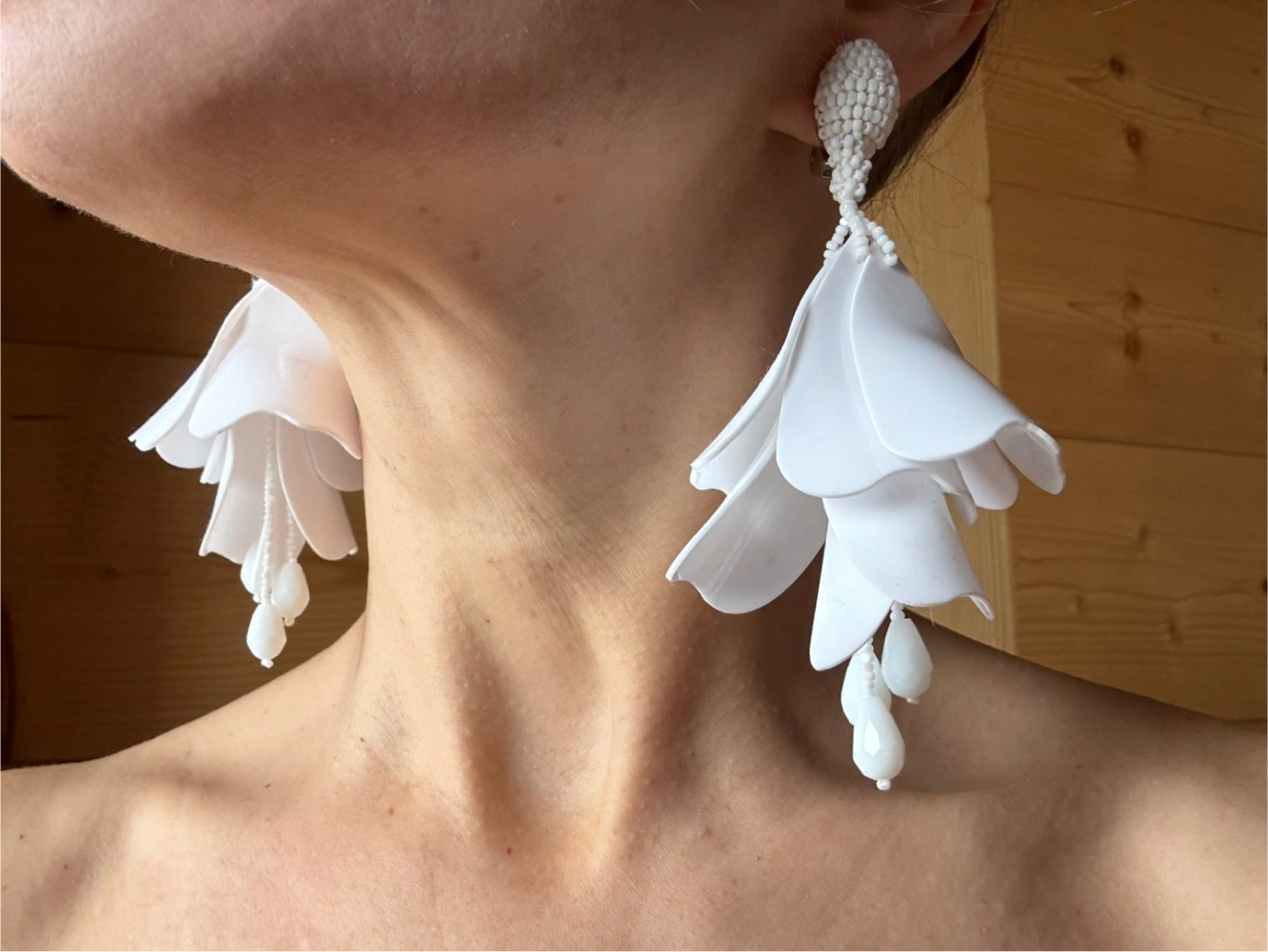 Oscar de la Renta Wunderschöne Ohrringe mit baumelnden Blütenblättern!