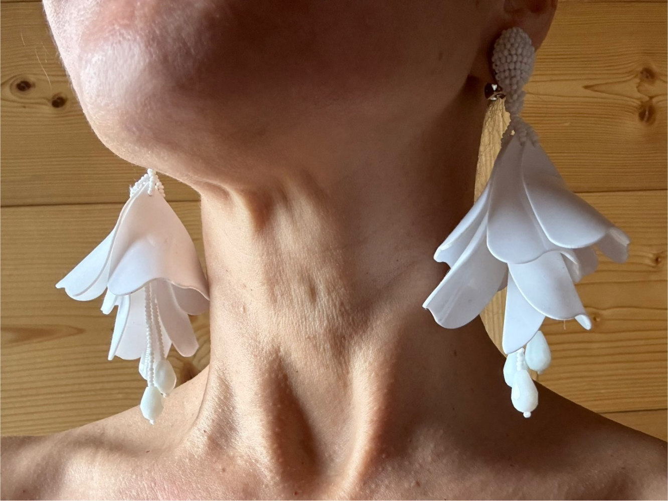 Oscar de la Renta Wunderschöne Ohrringe mit baumelnden Blütenblättern!