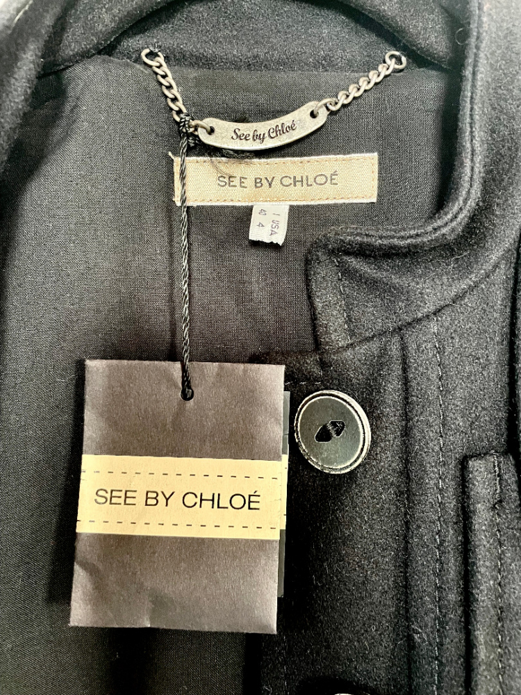 See By Chloé Nouvelle veste bombardier noire avec boutons.