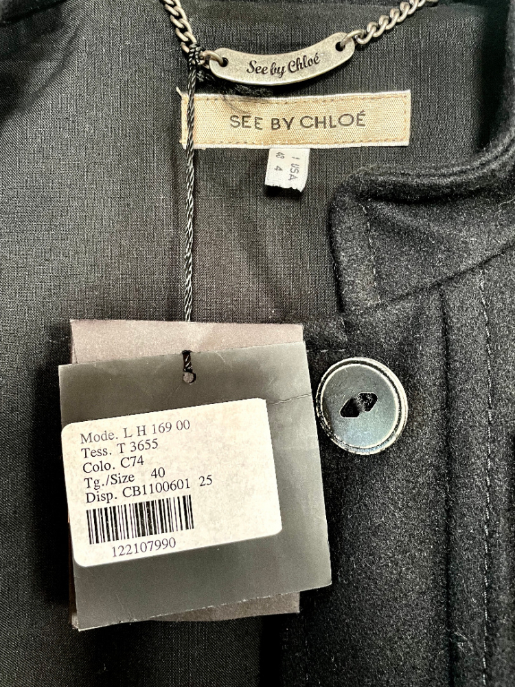 See By Chloé Nouvelle veste bombardier noire avec boutons.