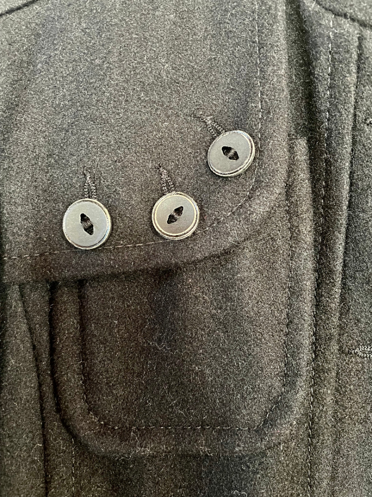 See By Chloé Nouvelle veste bombardier noire avec boutons.