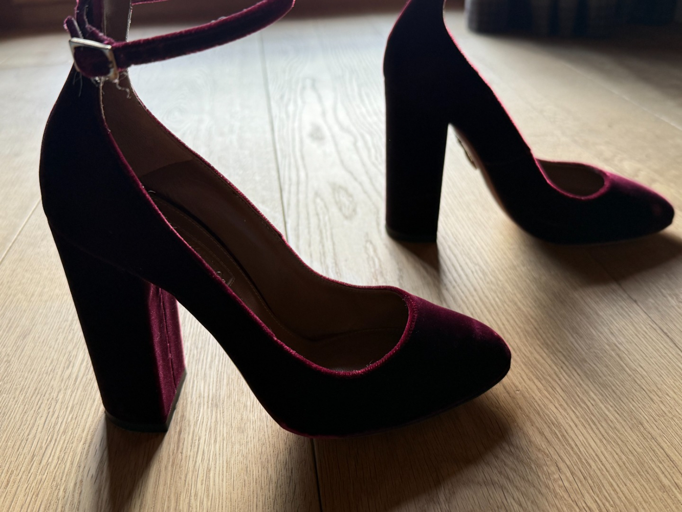 Aquazzura Burgunderfarbene Samtabsätze