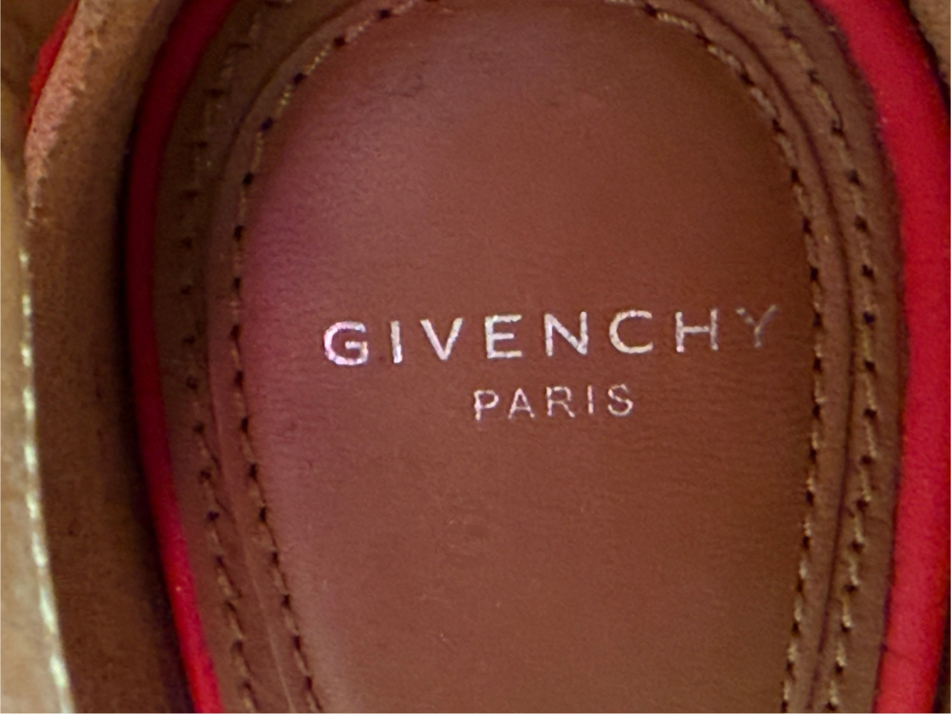 Givenchy De grands talons rouge vif !