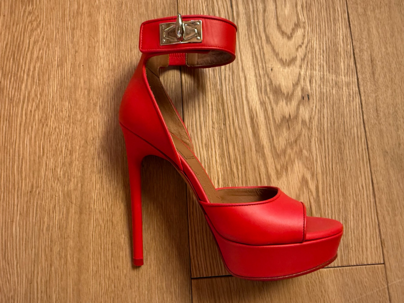 Givenchy De grands talons rouge vif !