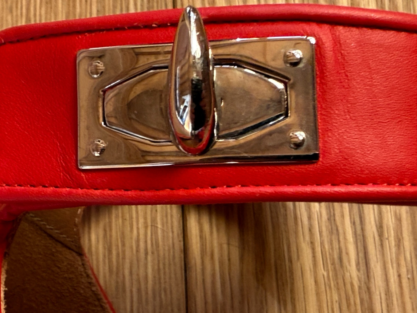 Givenchy De grands talons rouge vif !