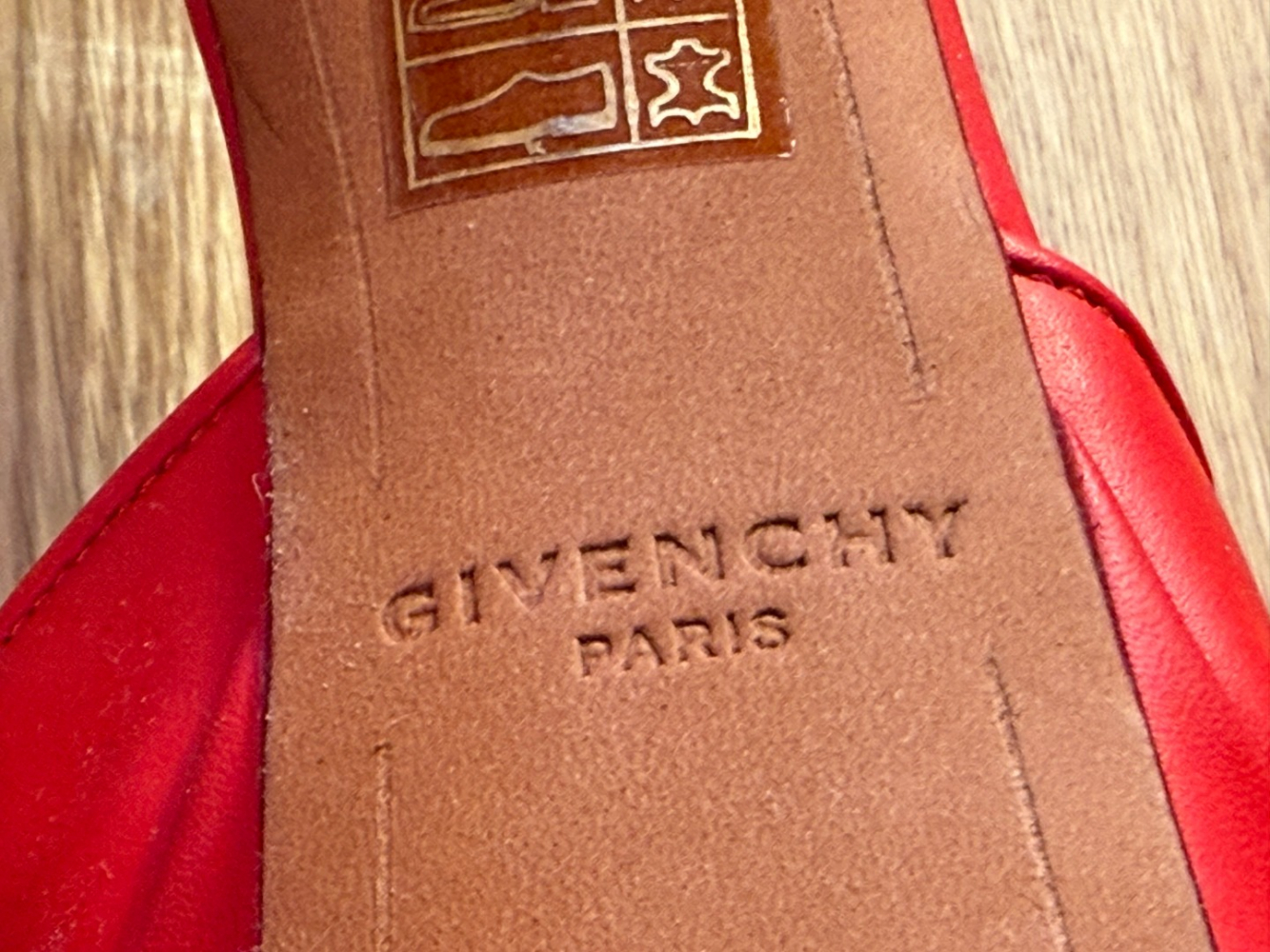 Givenchy De grands talons rouge vif !