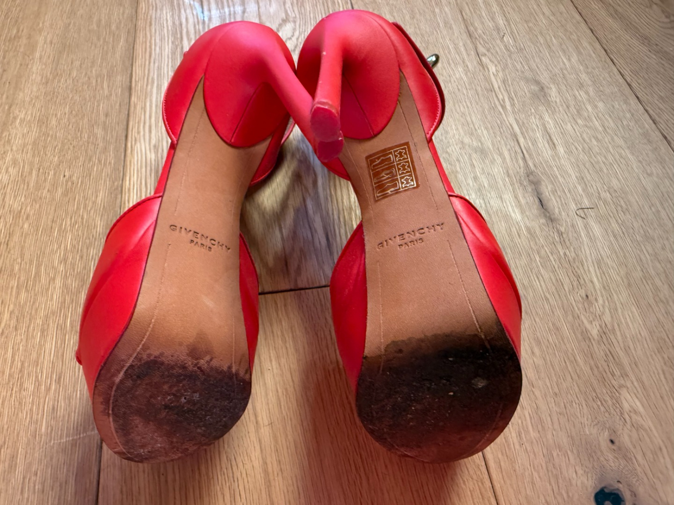 Givenchy De grands talons rouge vif !