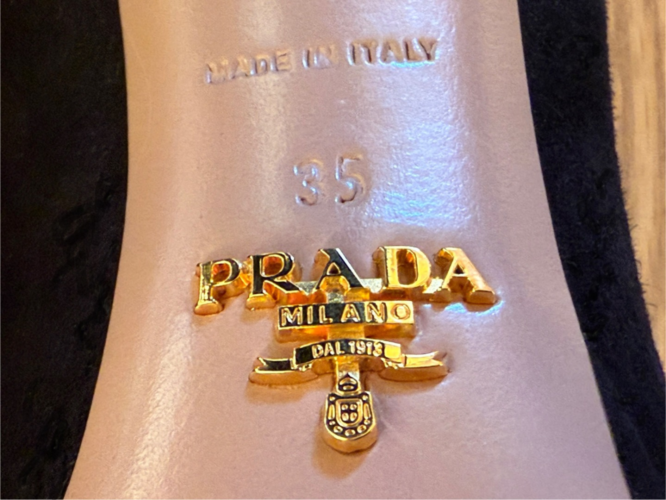 Prada Talons en daim à plateforme incurvée
