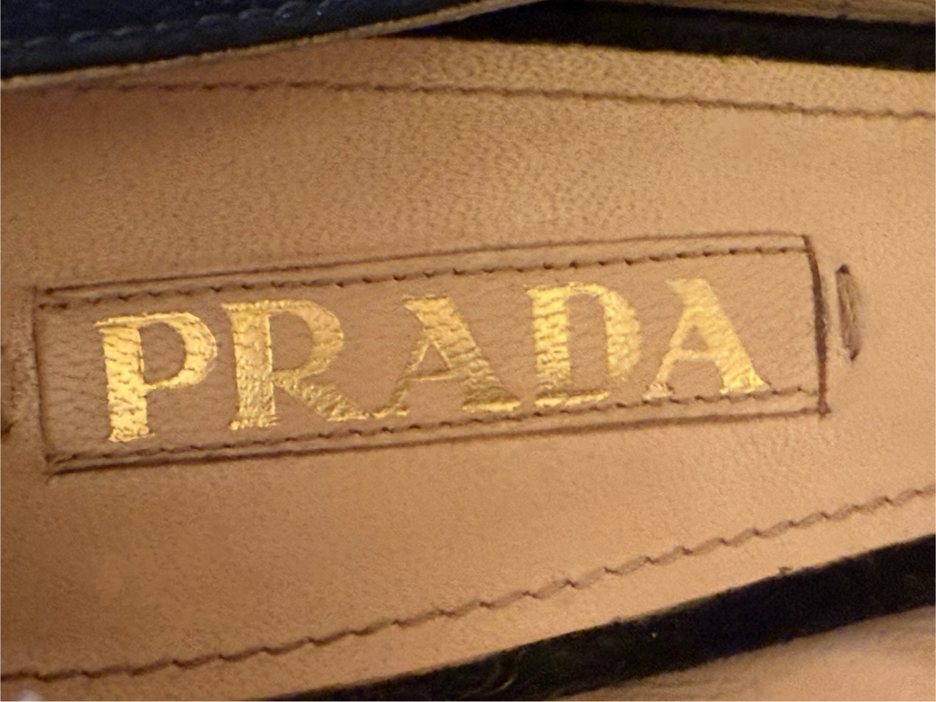 Prada Talons en daim à plateforme incurvée