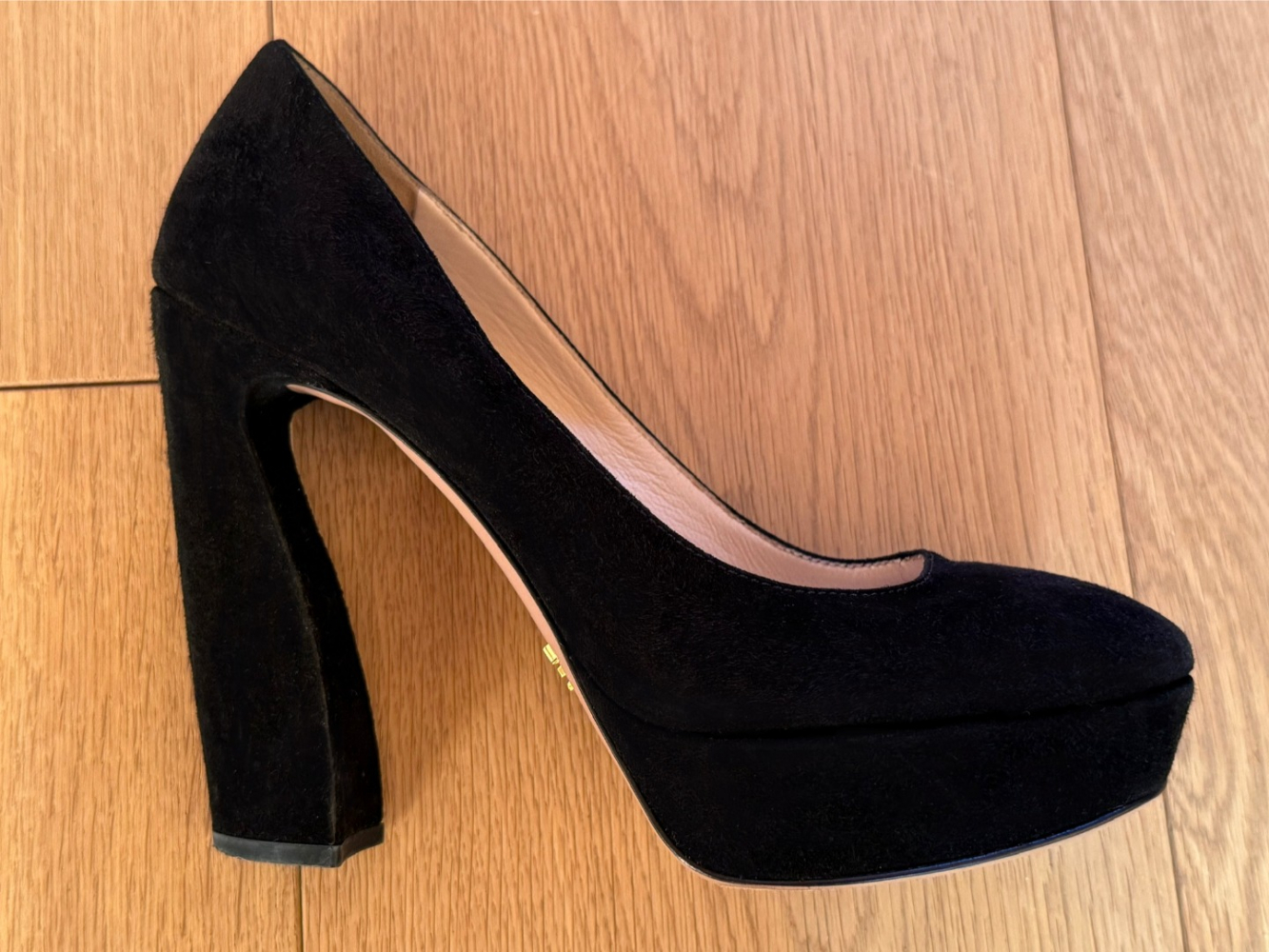 Prada Talons en daim à plateforme incurvée