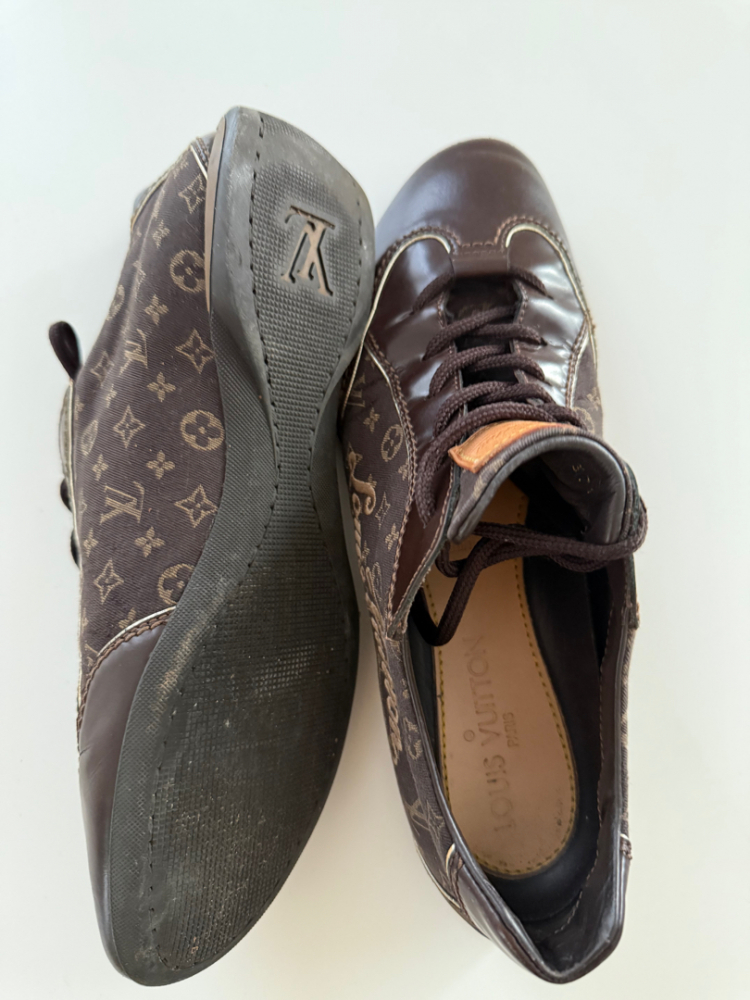 Louis Vuitton Niedrige Turnschuhe mit Monogramm aus Segeltuch