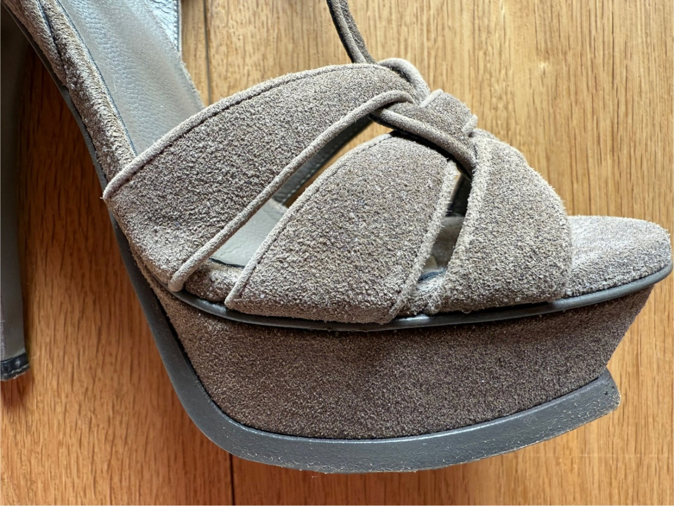 Yves Saint Laurent Tribute 135 platform heels!