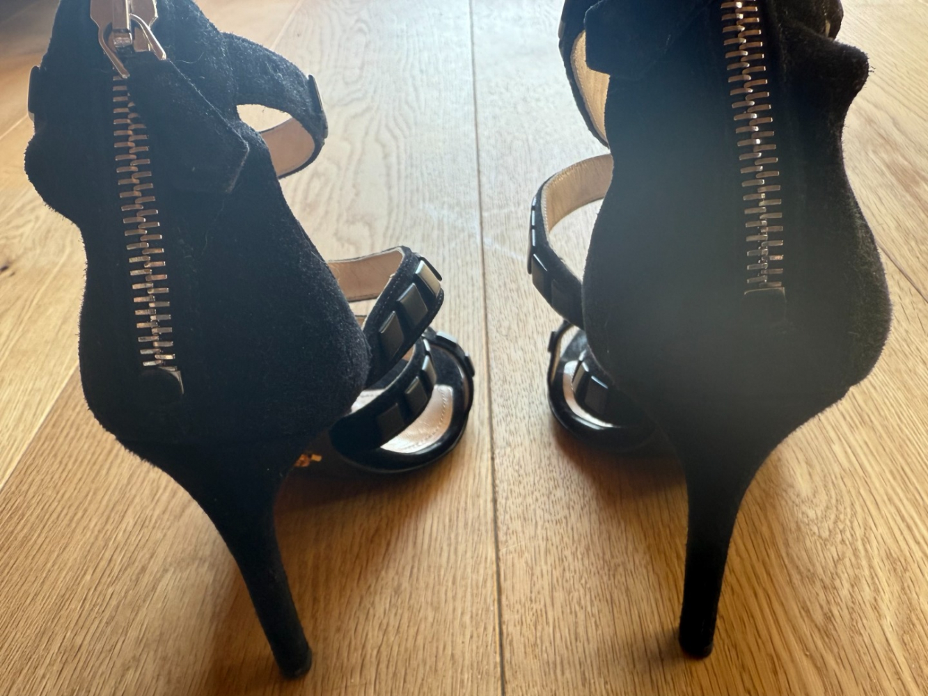 Prada Magnifiques talons en daim à lanières cloutées !