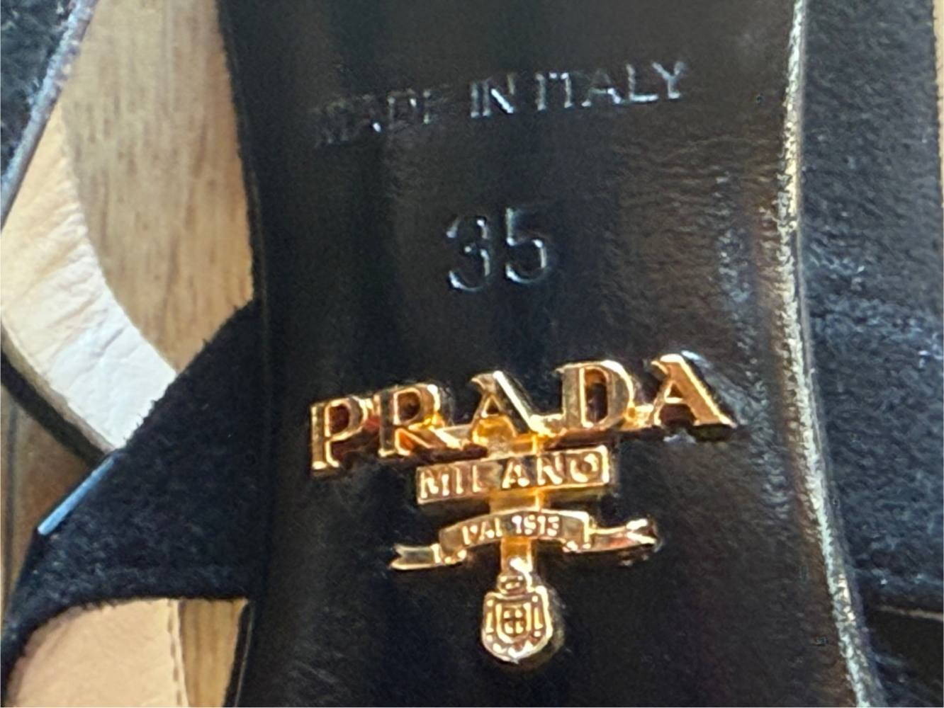 Prada Magnifiques talons en daim à lanières cloutées !