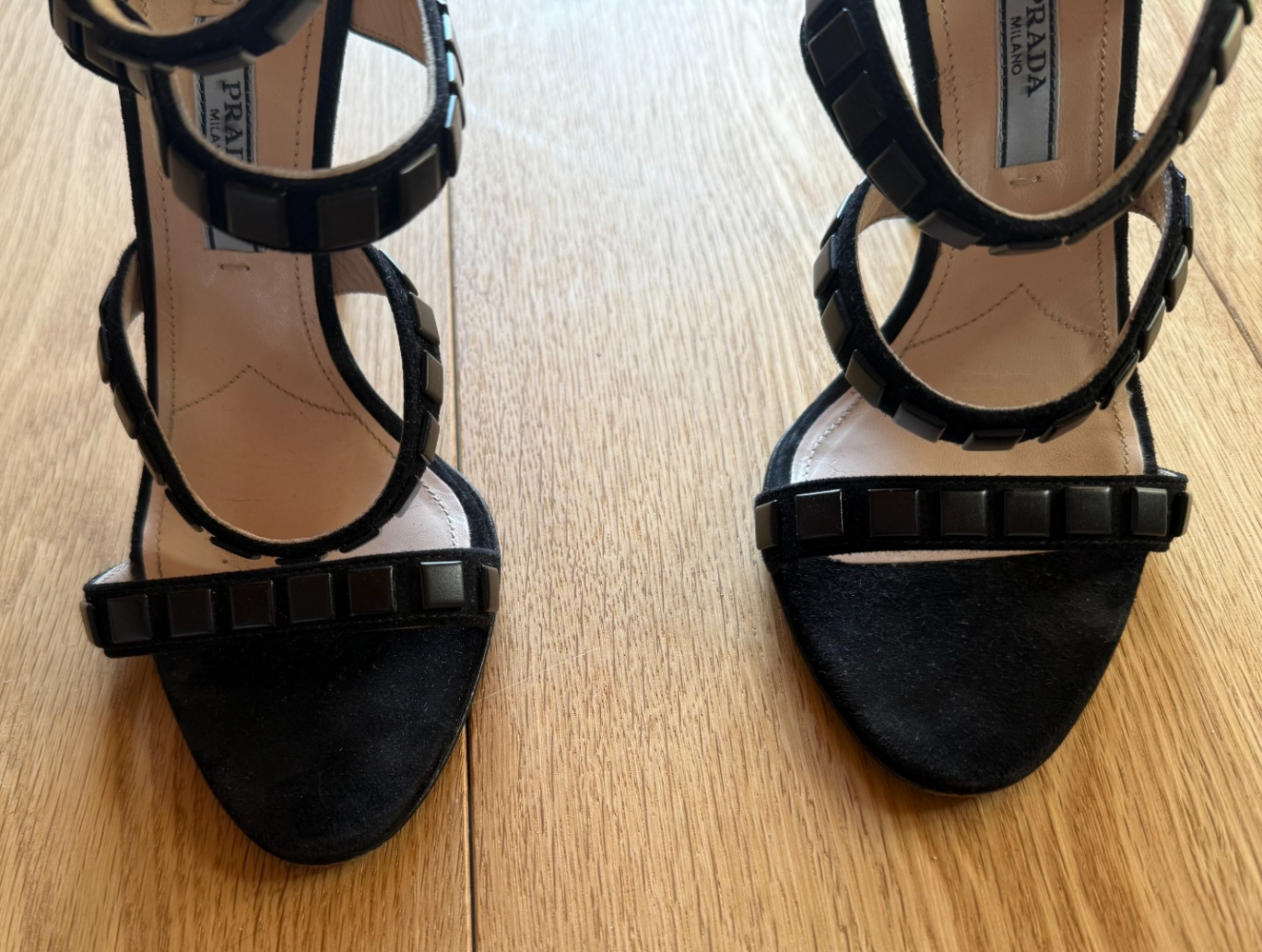 Prada Magnifiques talons en daim à lanières cloutées !