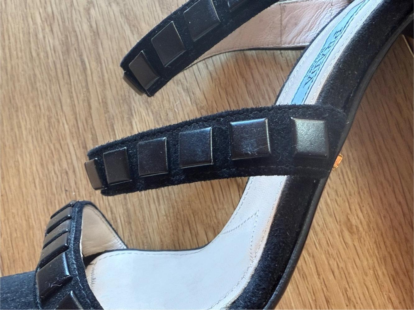 Prada Magnifiques talons en daim à lanières cloutées !