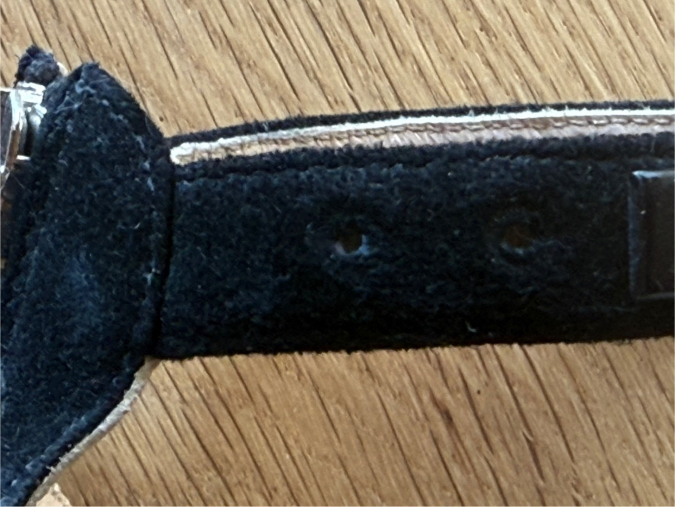 Prada Magnifiques talons en daim à lanières cloutées !