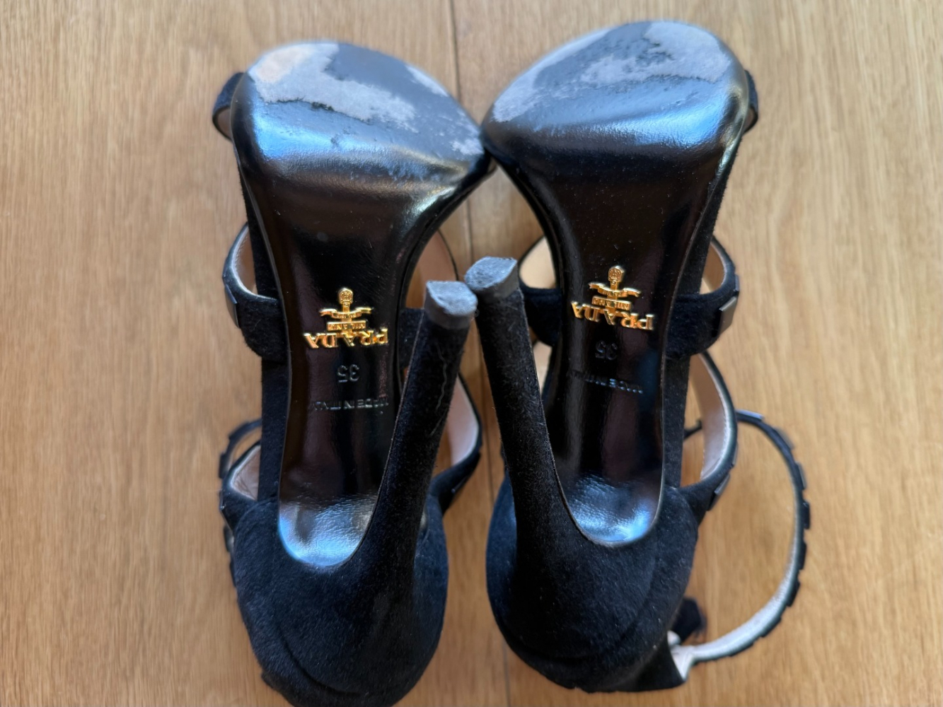 Prada Magnifiques talons en daim à lanières cloutées !