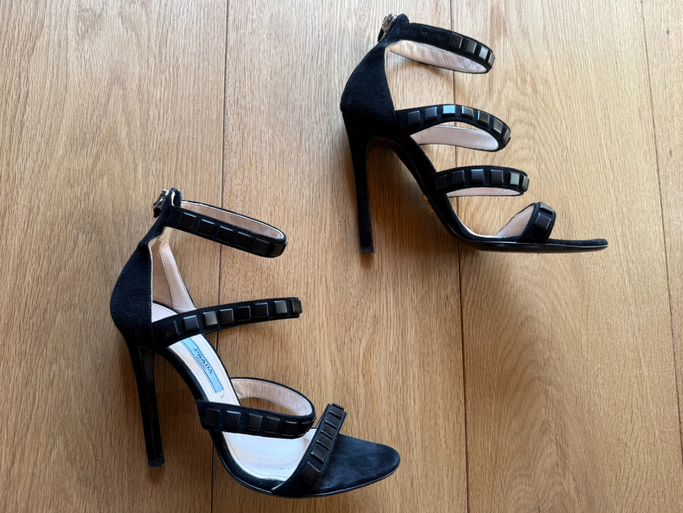 Prada Magnifiques talons en daim à lanières cloutées !