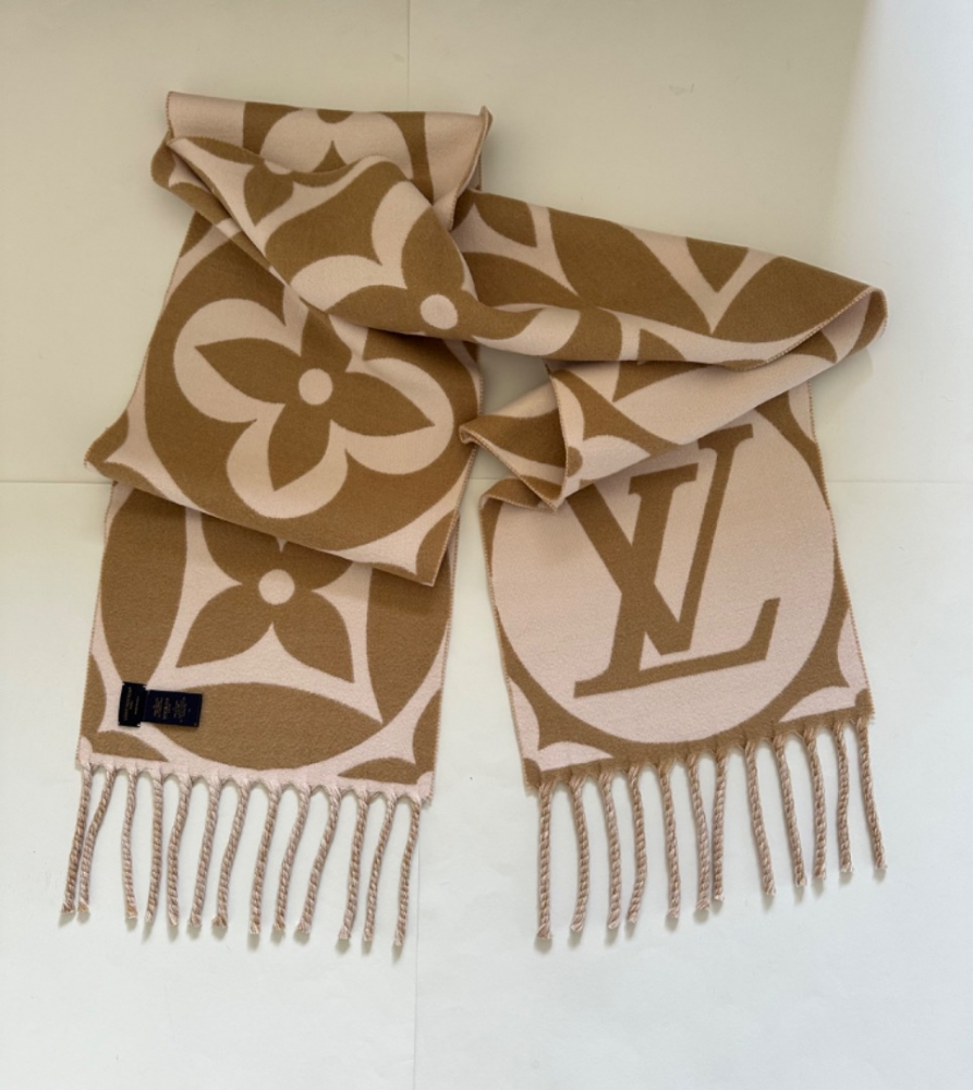 Louis Vuitton Foulard à médaillon