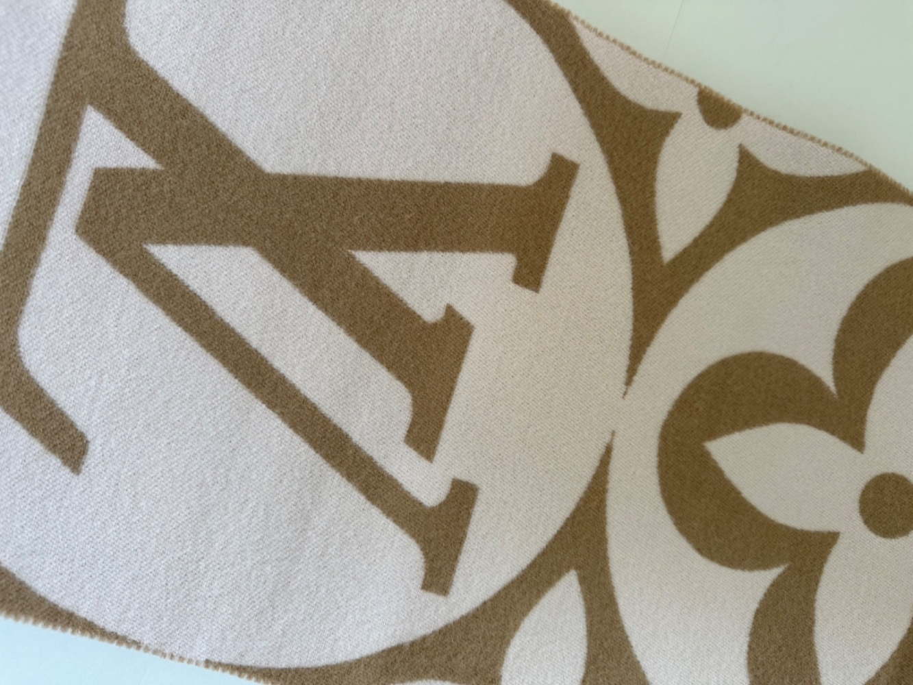 Louis Vuitton Foulard à médaillon