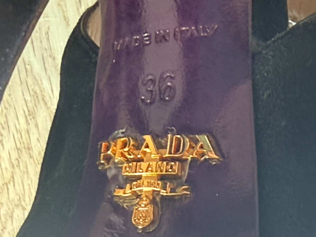 Prada Talons découpés en daim rares !