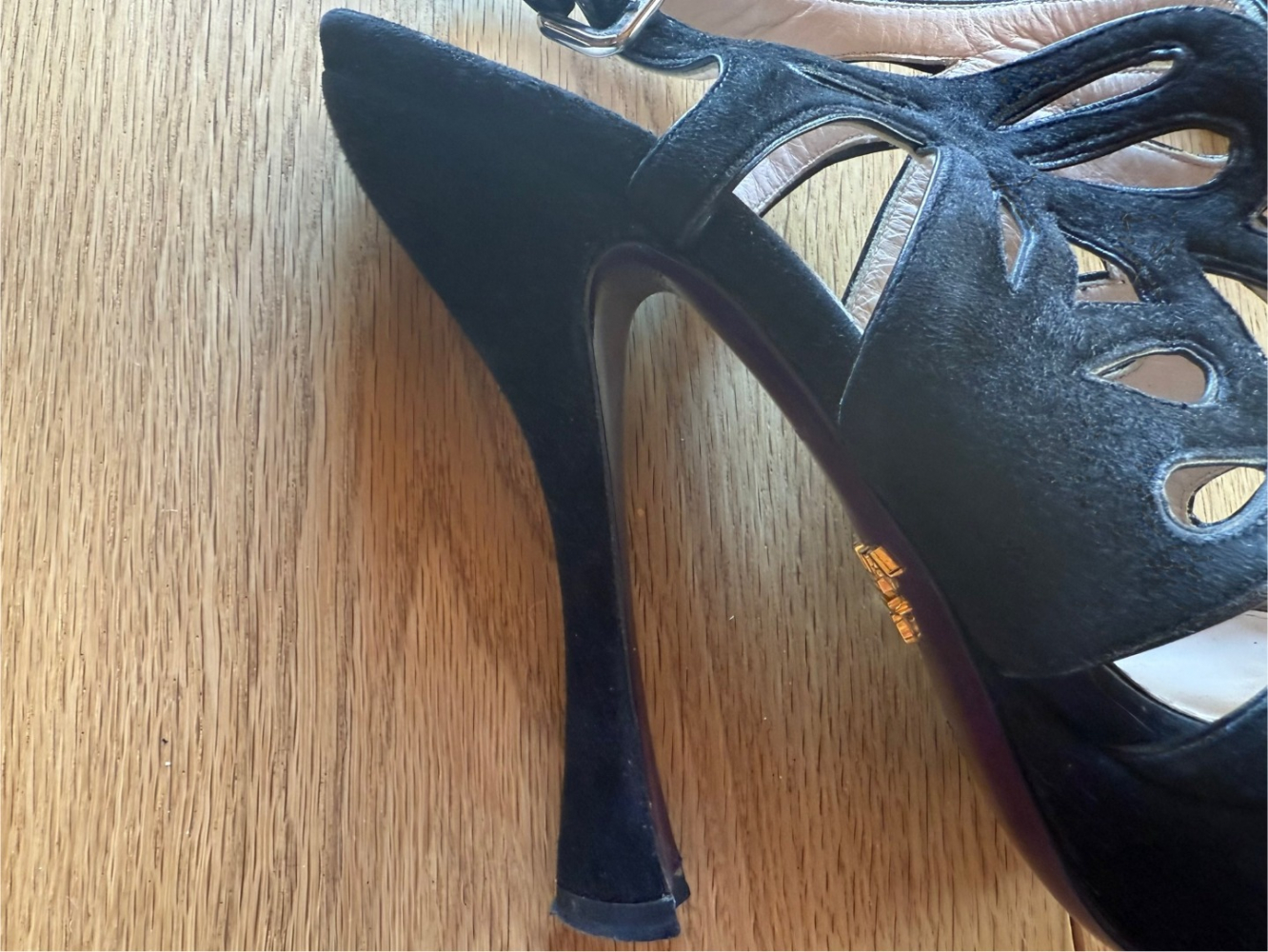 Prada Talons découpés en daim rares !