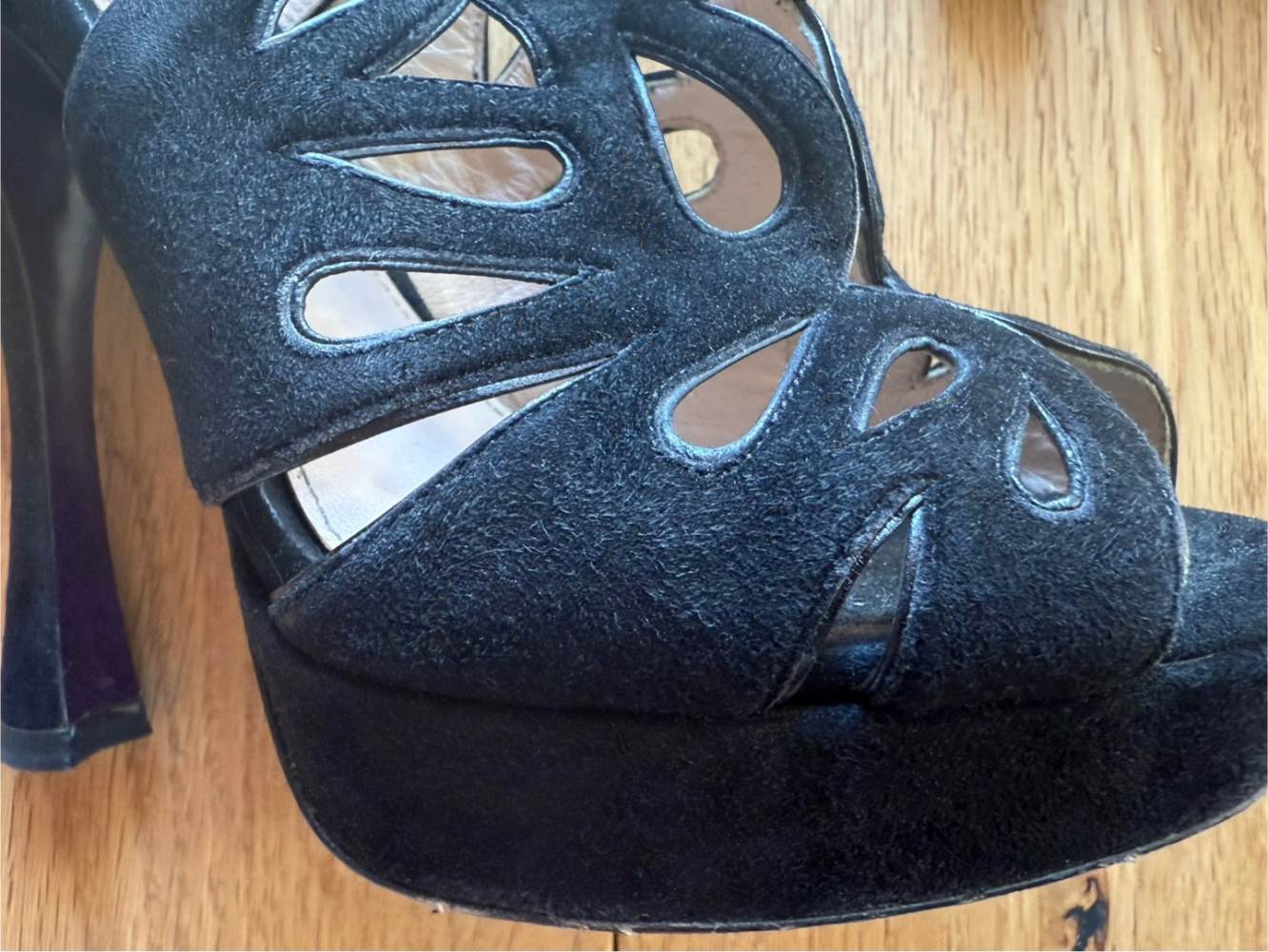 Prada Talons découpés en daim rares !