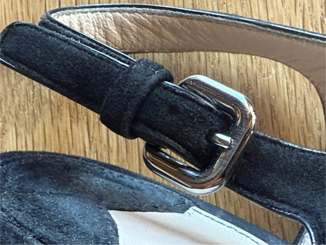 Prada Talons découpés en daim rares !