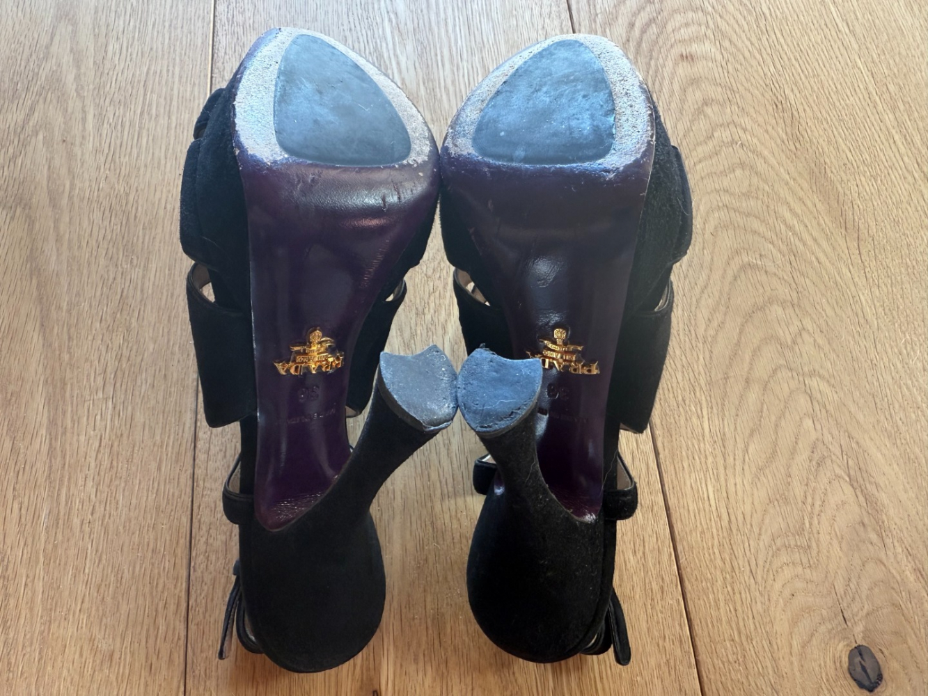 Prada Talons découpés en daim rares !