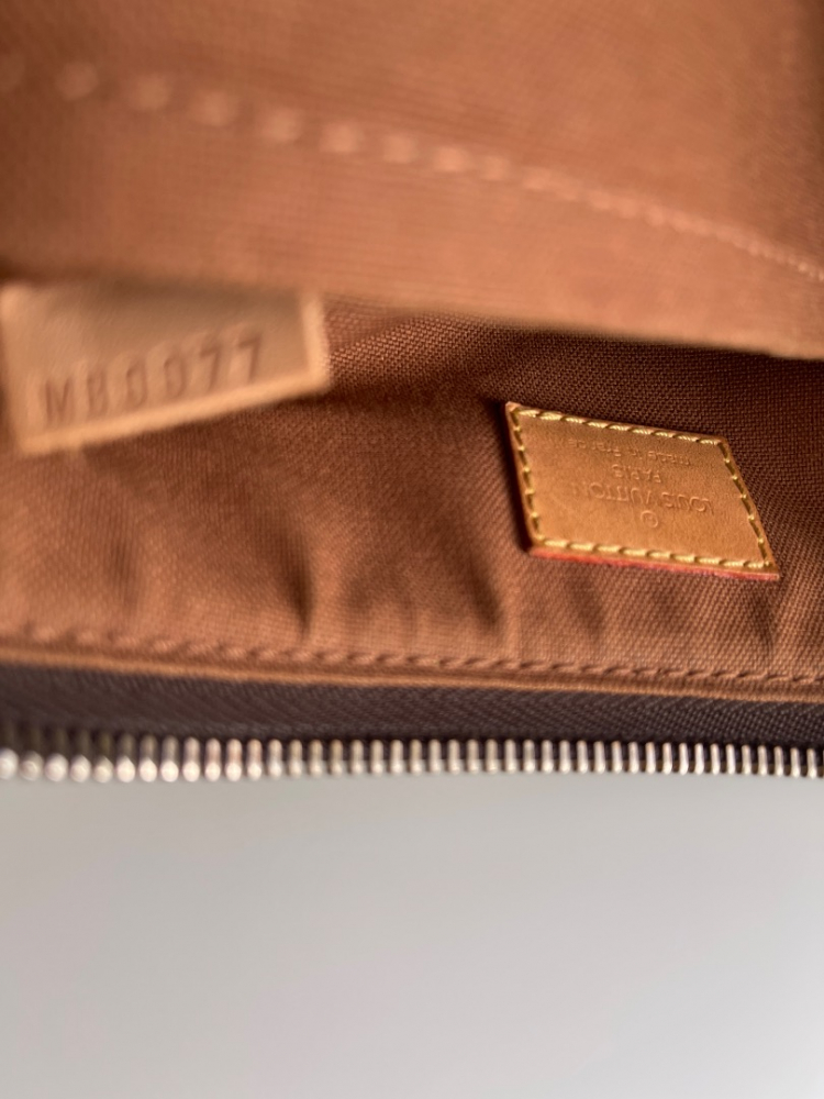 Louis Vuitton Sac à main/corps Tullum