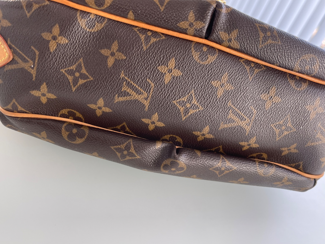 Louis Vuitton Sac à main/corps Tullum