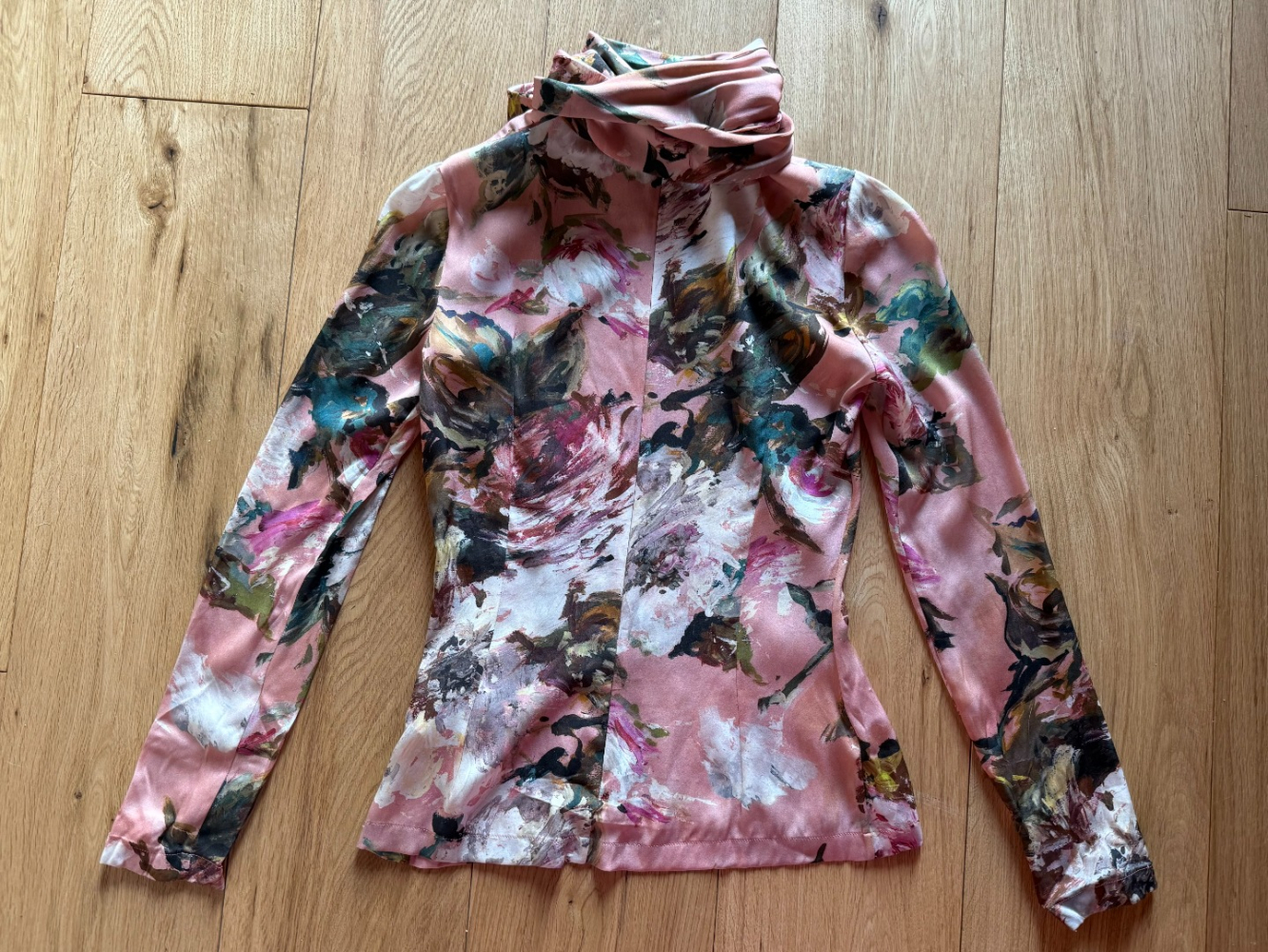 Dolce&Gabbana Schöne bemalte Seidenbluse mit Muschelbügel