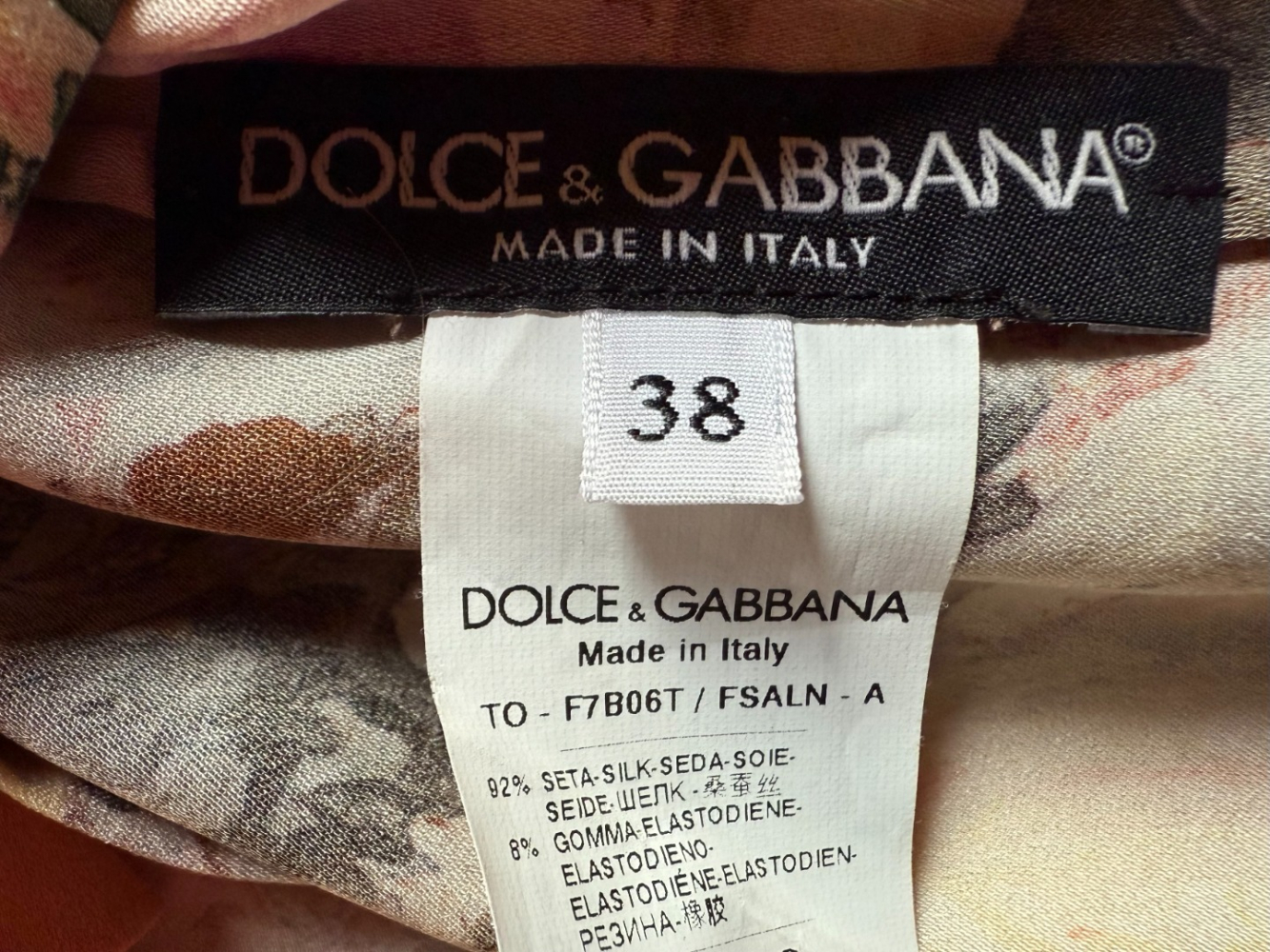 Dolce&Gabbana Schöne bemalte Seidenbluse mit Muschelbügel