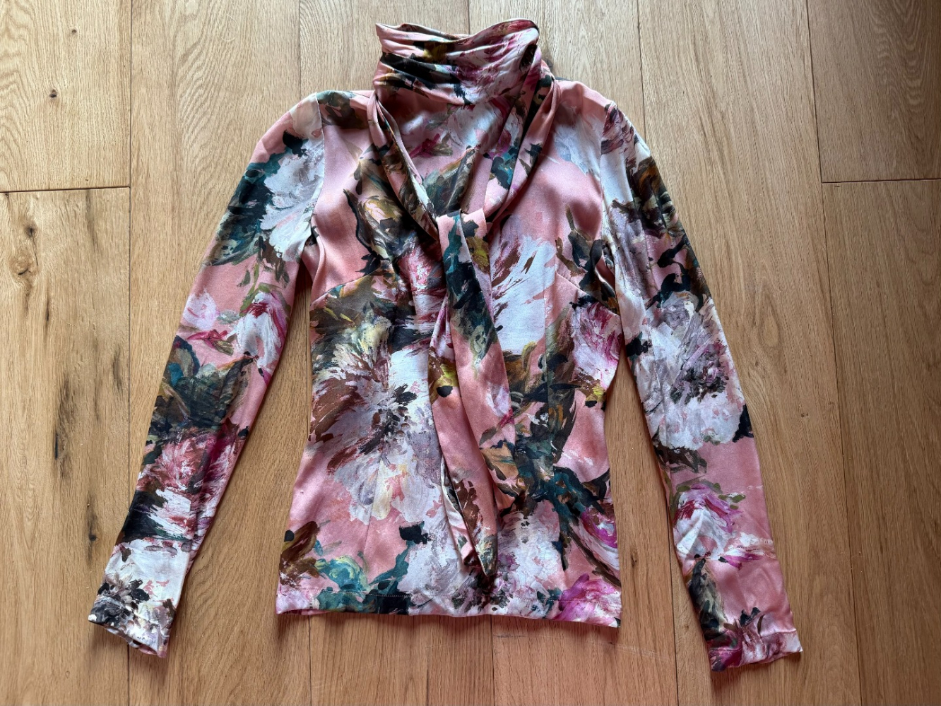 Dolce&Gabbana Schöne bemalte Seidenbluse mit Muschelbügel