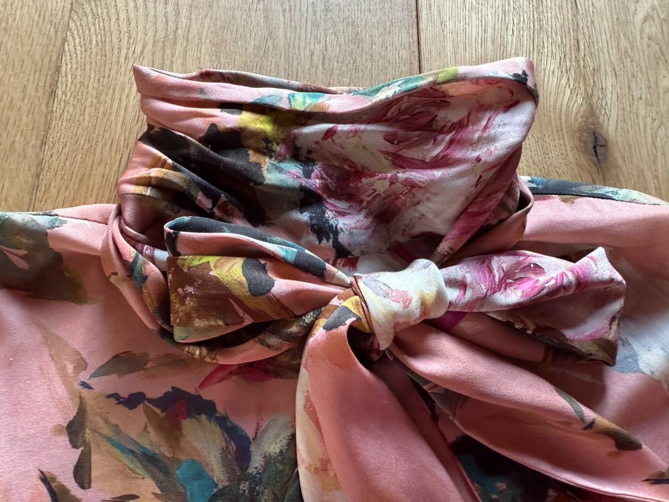 Dolce&Gabbana Schöne bemalte Seidenbluse mit Muschelbügel