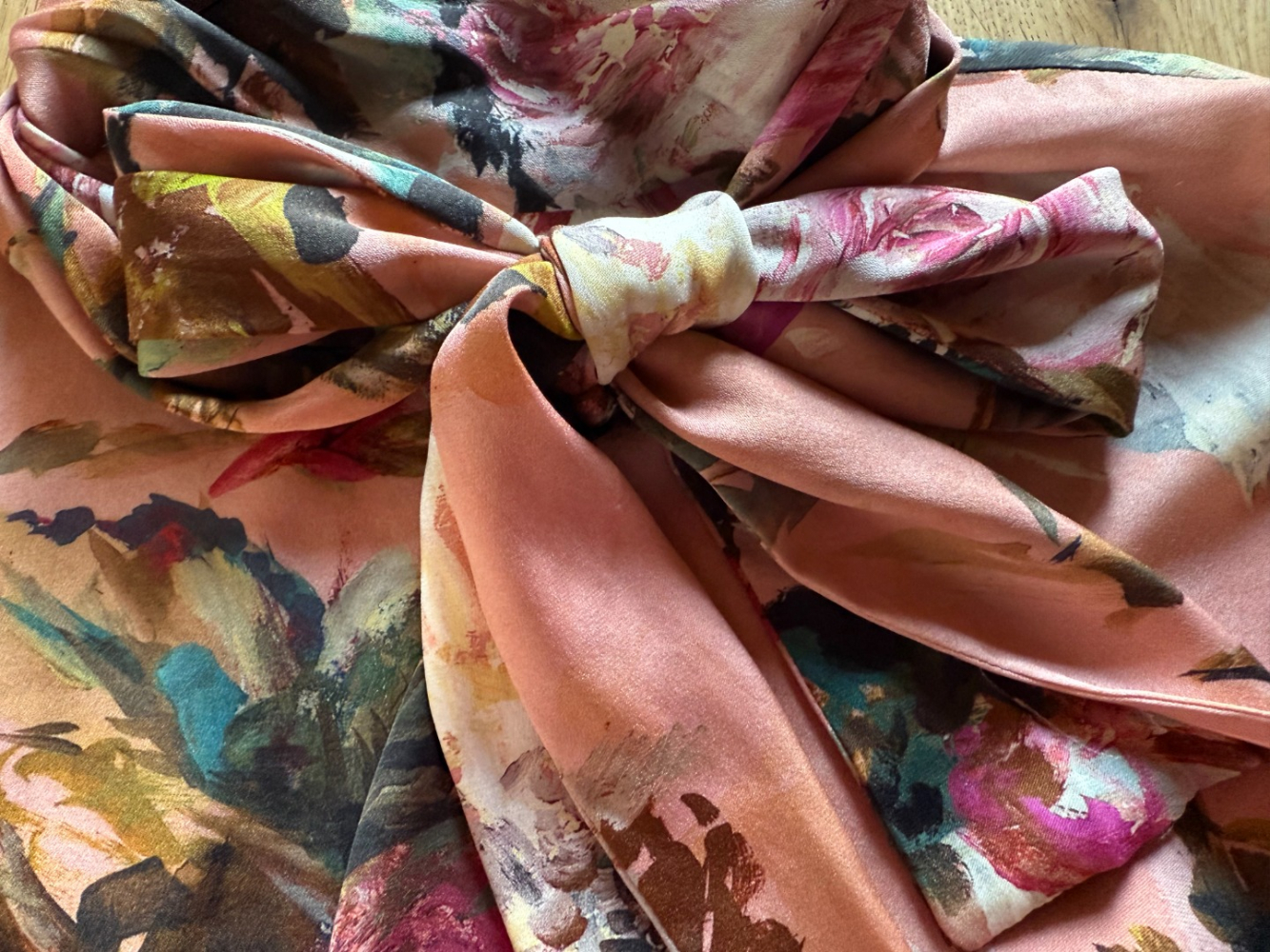 Dolce&Gabbana Schöne bemalte Seidenbluse mit Muschelbügel