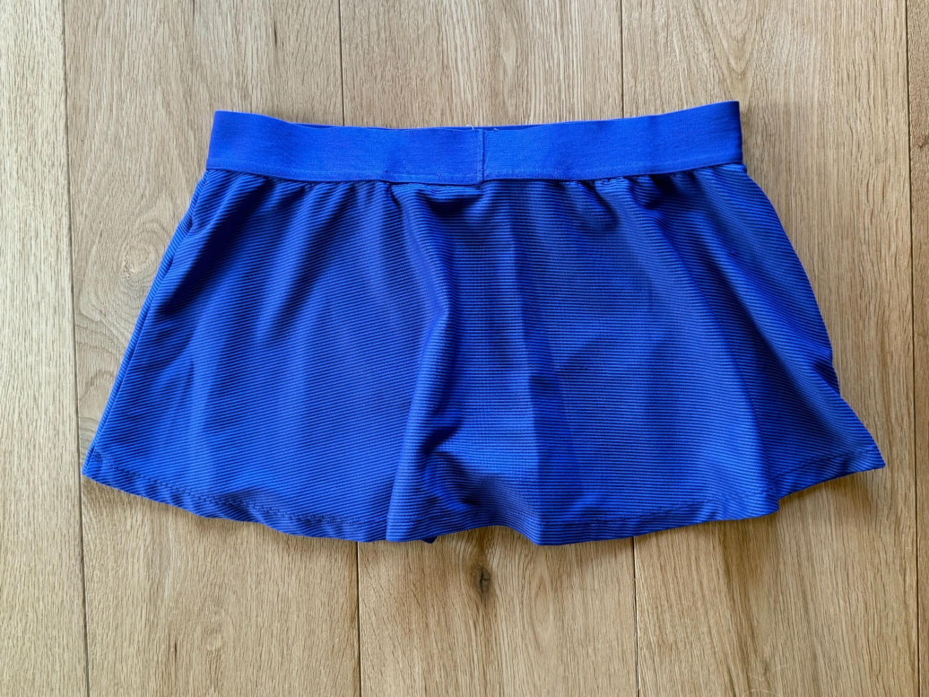 Nike Adorable petite jupe de tennis Nike, avec un short en dessous ! L